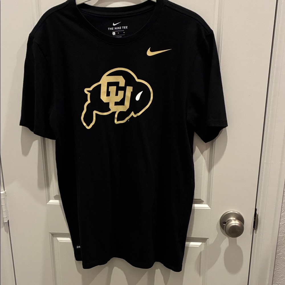 Nike Men's Black and Gold Graphic Tee
